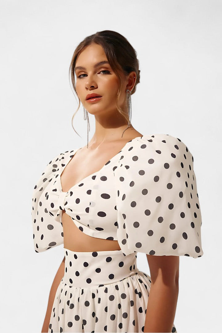 Sherine Sada z Sukně a Topu s Puntíky a Puff Mankami
