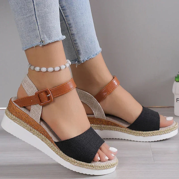 CHARLENE™ – Sandály na klínu v uvolněném stylu