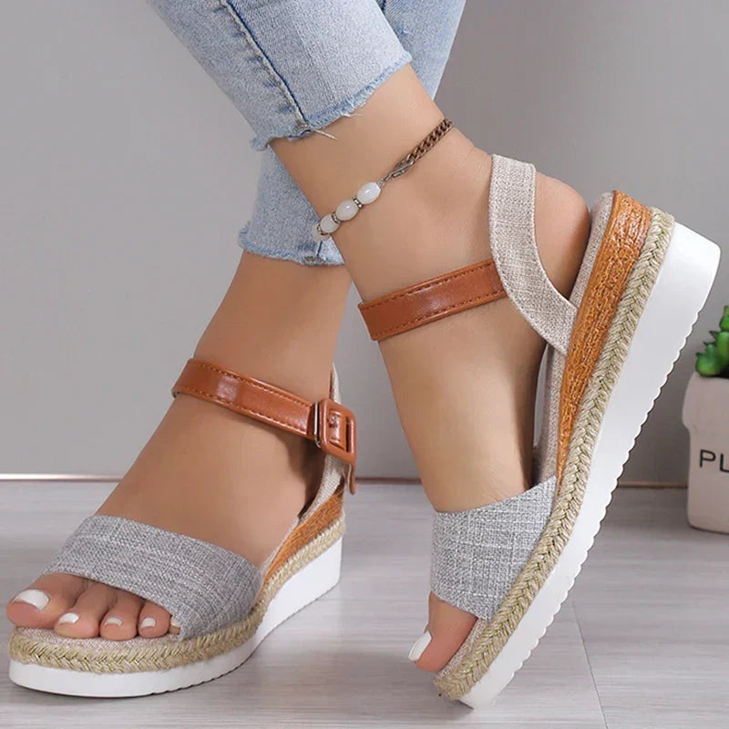 CHARLENE™ – Sandály na klínu v uvolněném stylu