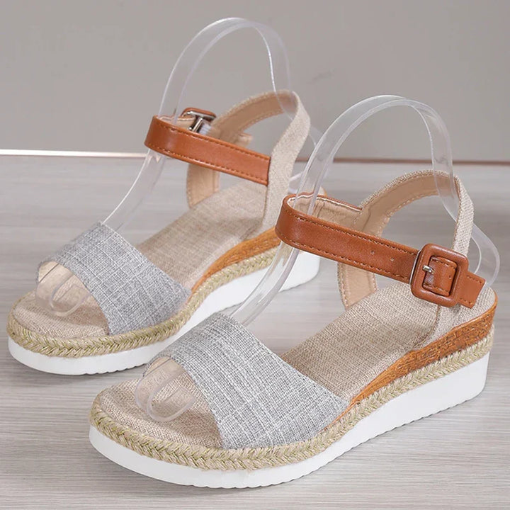CHARLENE™ – Sandály na klínu v uvolněném stylu